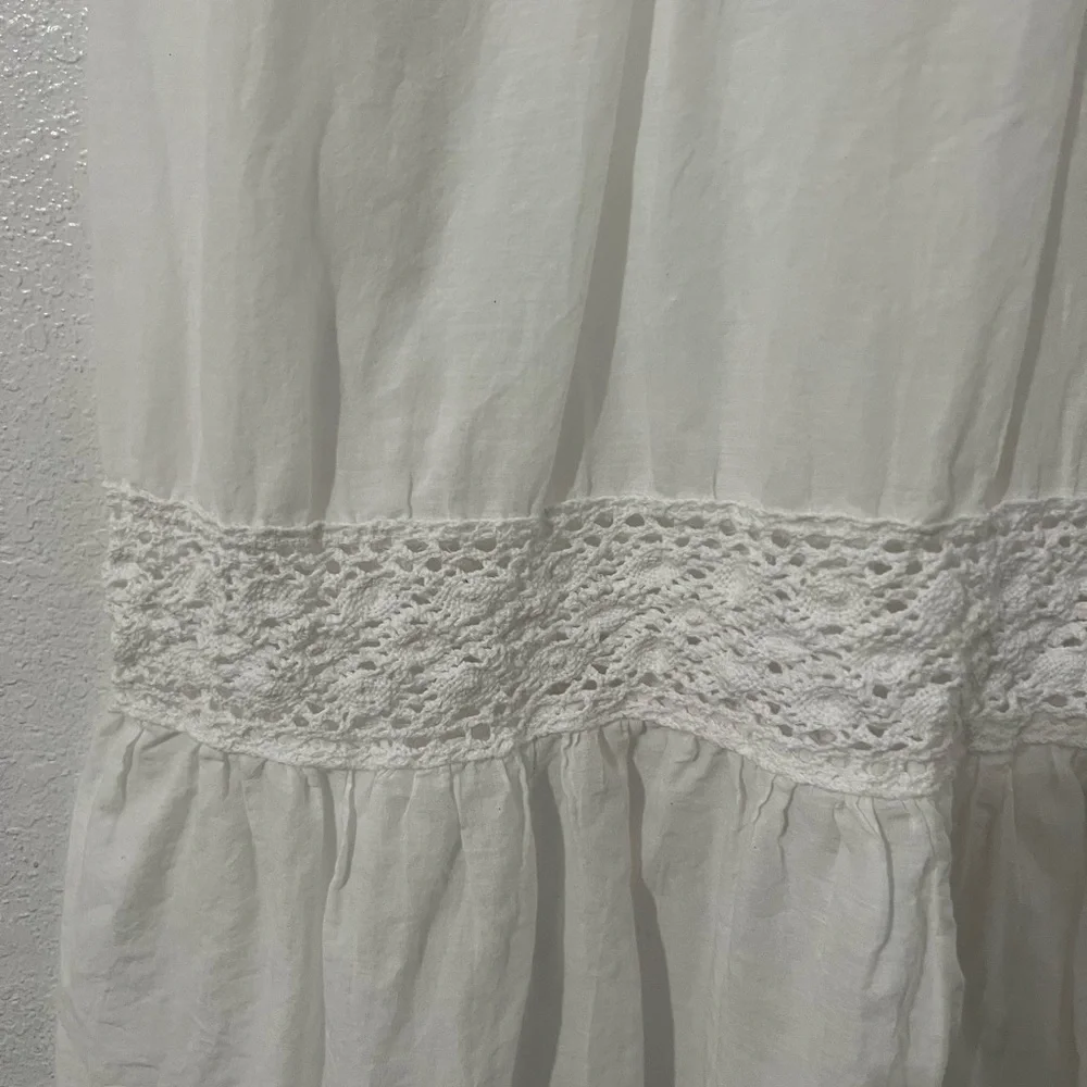 Chic White Maxi Dress with Flowing Silhouette - Picture 2 of 9